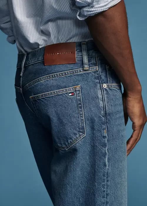 Straight Jeans fit detail 1