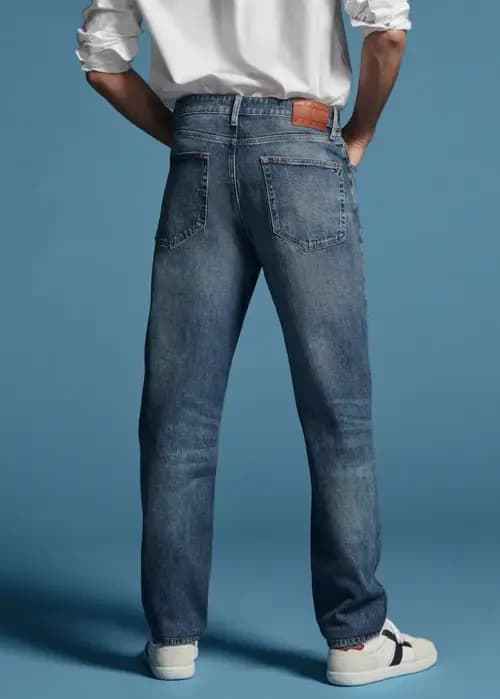 Straight Jeans fit detail 2